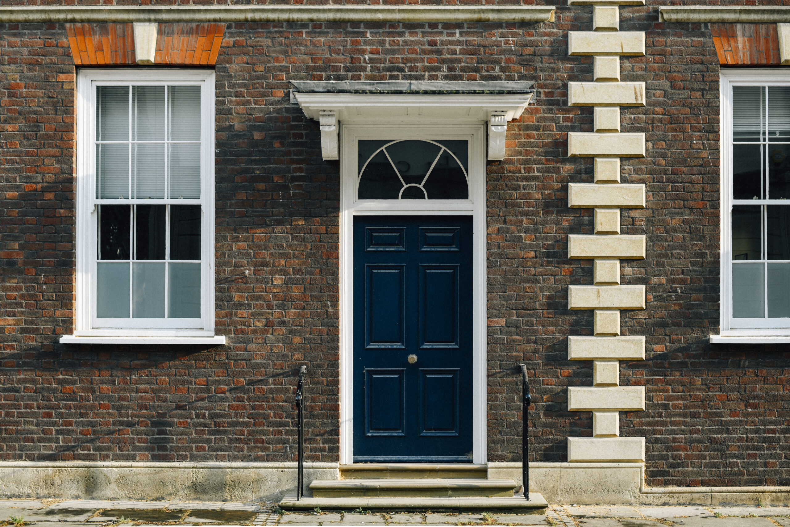 We present the property details, key figures and sourcing fee clearly, so you can decide whether the opportunity suits your investment goals.